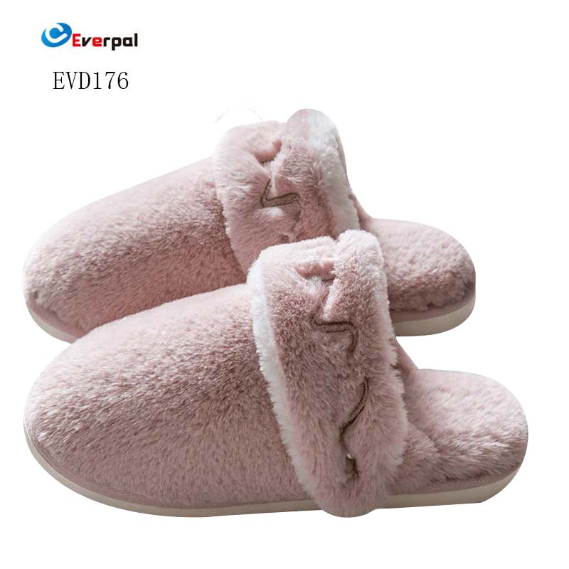Quel matériau est bon pour les pantoufles intérieures en peluche?